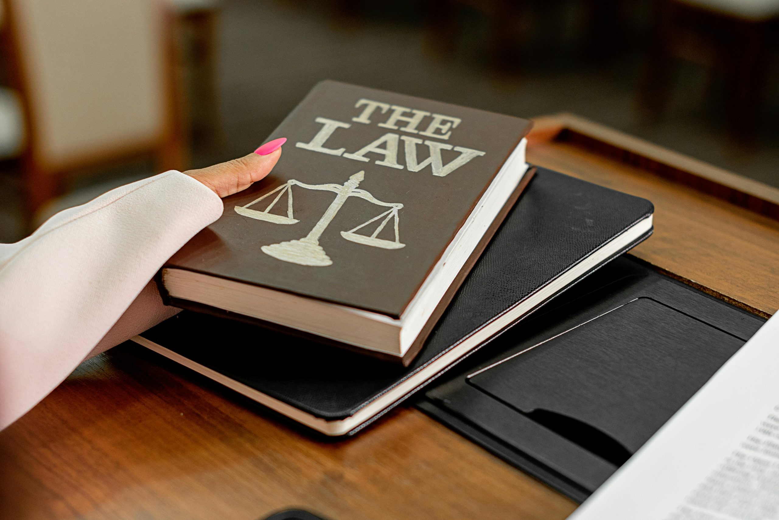 Libro de derecho sobre un escritorio de trabajo jurídico